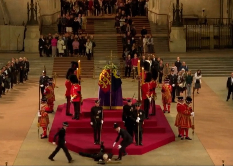 Guard faints while standing watch beside Queen Elizabeth II?s coffin (video)