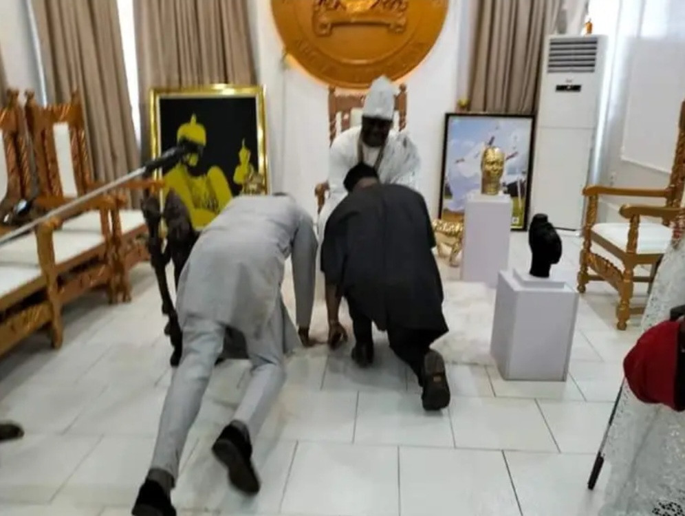 "Okwute! Obi!" Youths hail Peter Obi as he visits Ile Ife to pay homage to Ooni of Ife (video)