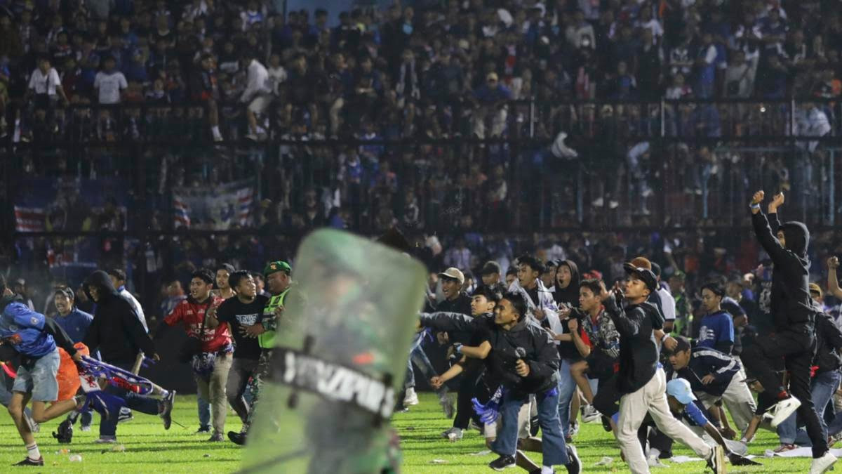 At least 129 people killed and 180 injured in stadium stampede during Indonesia football league game (photos/videos)