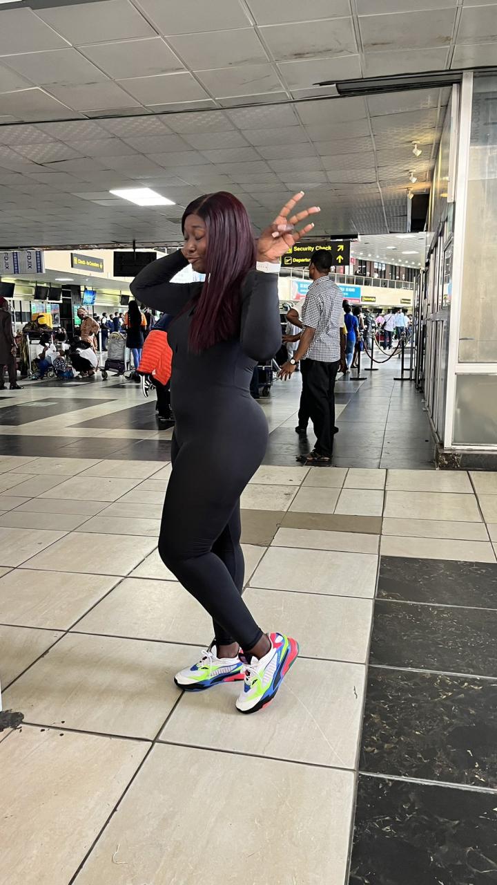 Nigerian lady throws 