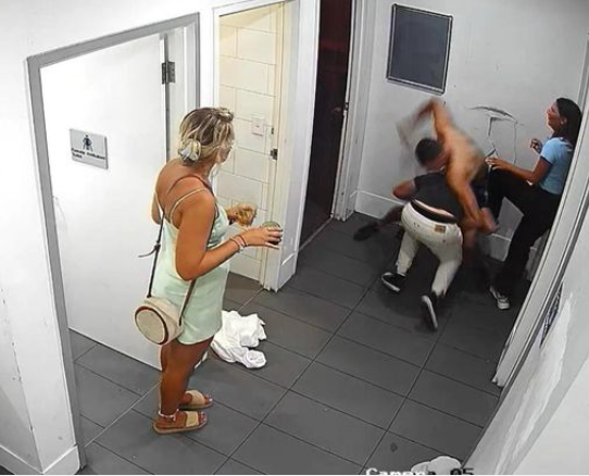 Man attacks cleaner who interrupted his?intimate moment?in nightclub toilet (video)