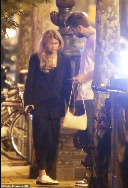  Gerard Pique, 35, holds hands with new girlfriend Clara Chia, 23, as they step out together for romantic dinner (photos)