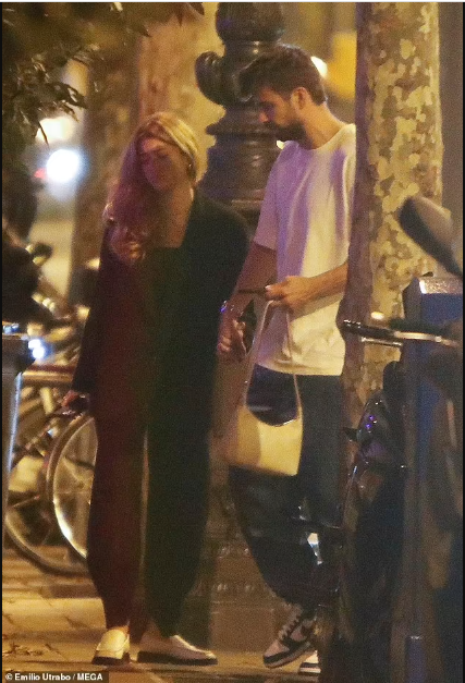  Gerard Pique, 35, holds hands with new girlfriend Clara Chia, 23, as they step out together for romantic dinner (photos)