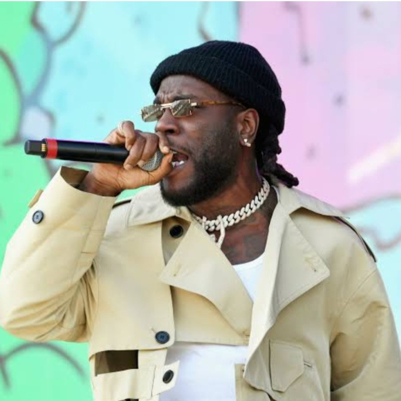 "After una don talk say I kill person for Cubana, I dey here with una" Burna Boy tells fans after they waited 7 hours at his Lagos concert (video)