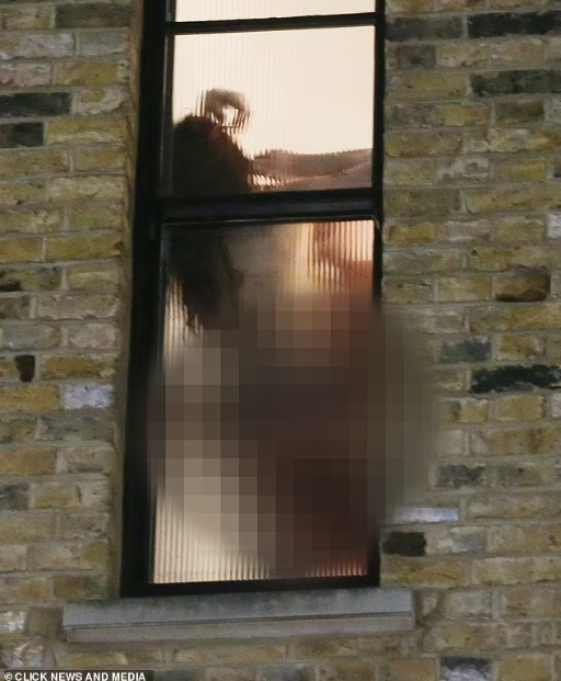 Couple caught having sex in front of hotel?window (photos)