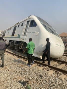 Passengers stranded as Kaduna-Abuja train derails (video)