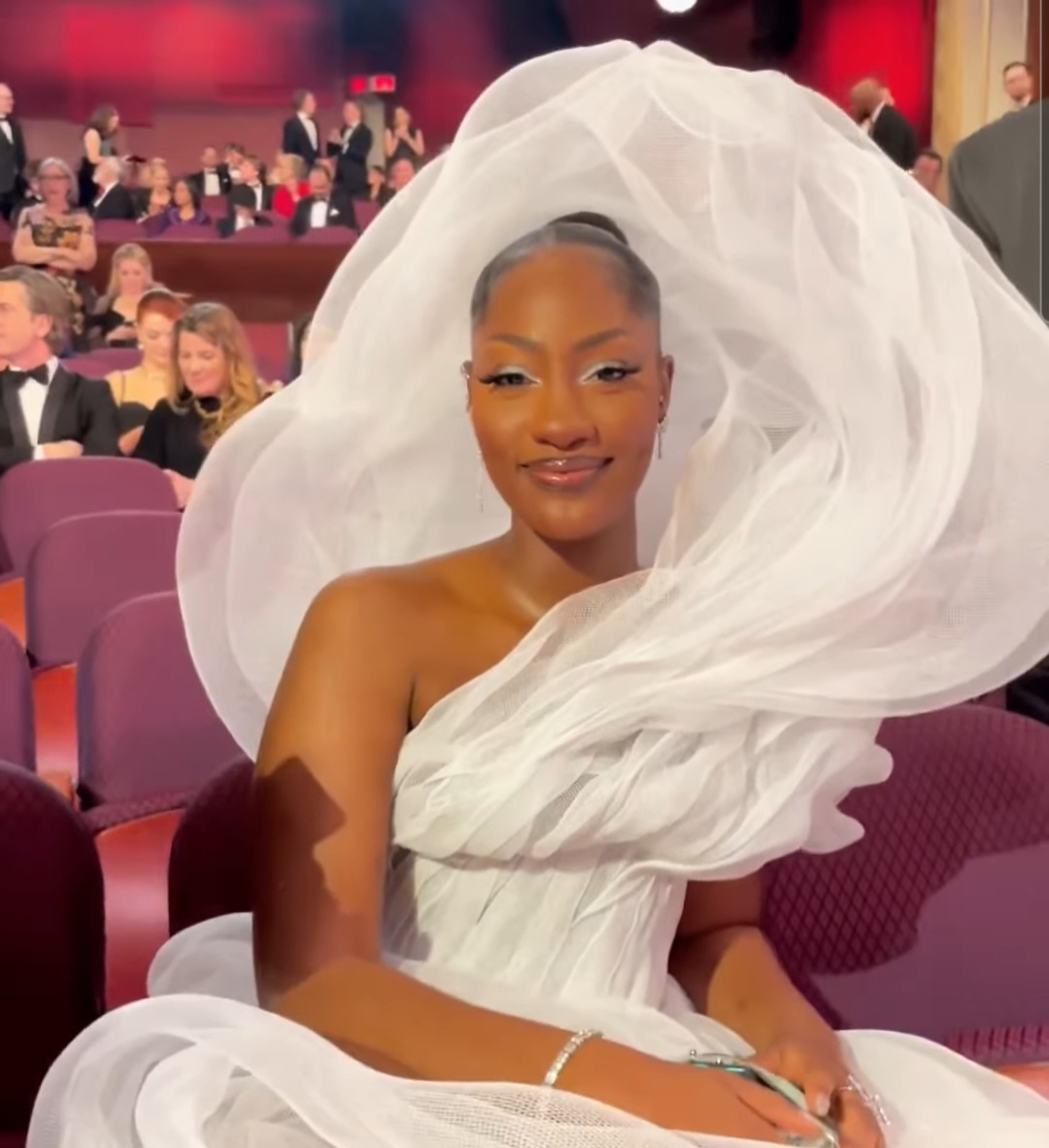 Tems slammed for her "rude" view-blocking dress at the Oscars (video)