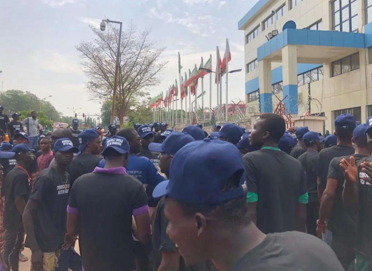 Atiku Abubakar leads other PDP members in protest to INEC