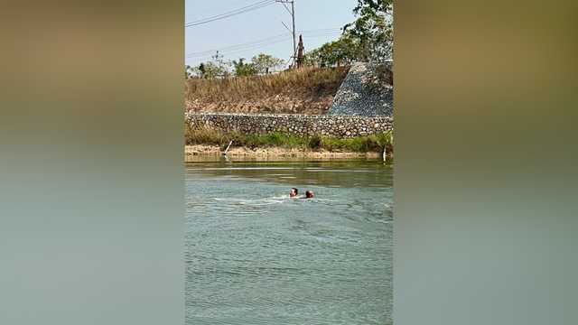 Tourist survives 10 story high bungee jump after his cord snaps in Thailand  (video)