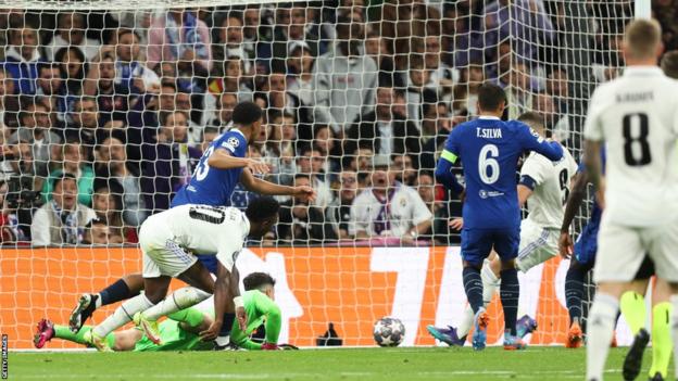 Real Madrid take the lead against Chelsea in the Champions League through Karim Benzema