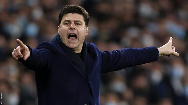 Mauricio Pochettino urges his team on