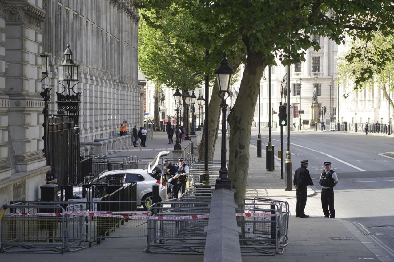 Man arrested after driving into gates of Downing Street, home of British prime minister Rishi Sunak (video)
