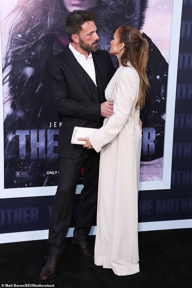 Jennifer Lopez and Ben Affleck share a steamy kiss at the premiere of JLo