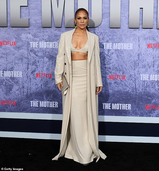 Jennifer Lopez and Ben Affleck share a steamy kiss at the premiere of JLo