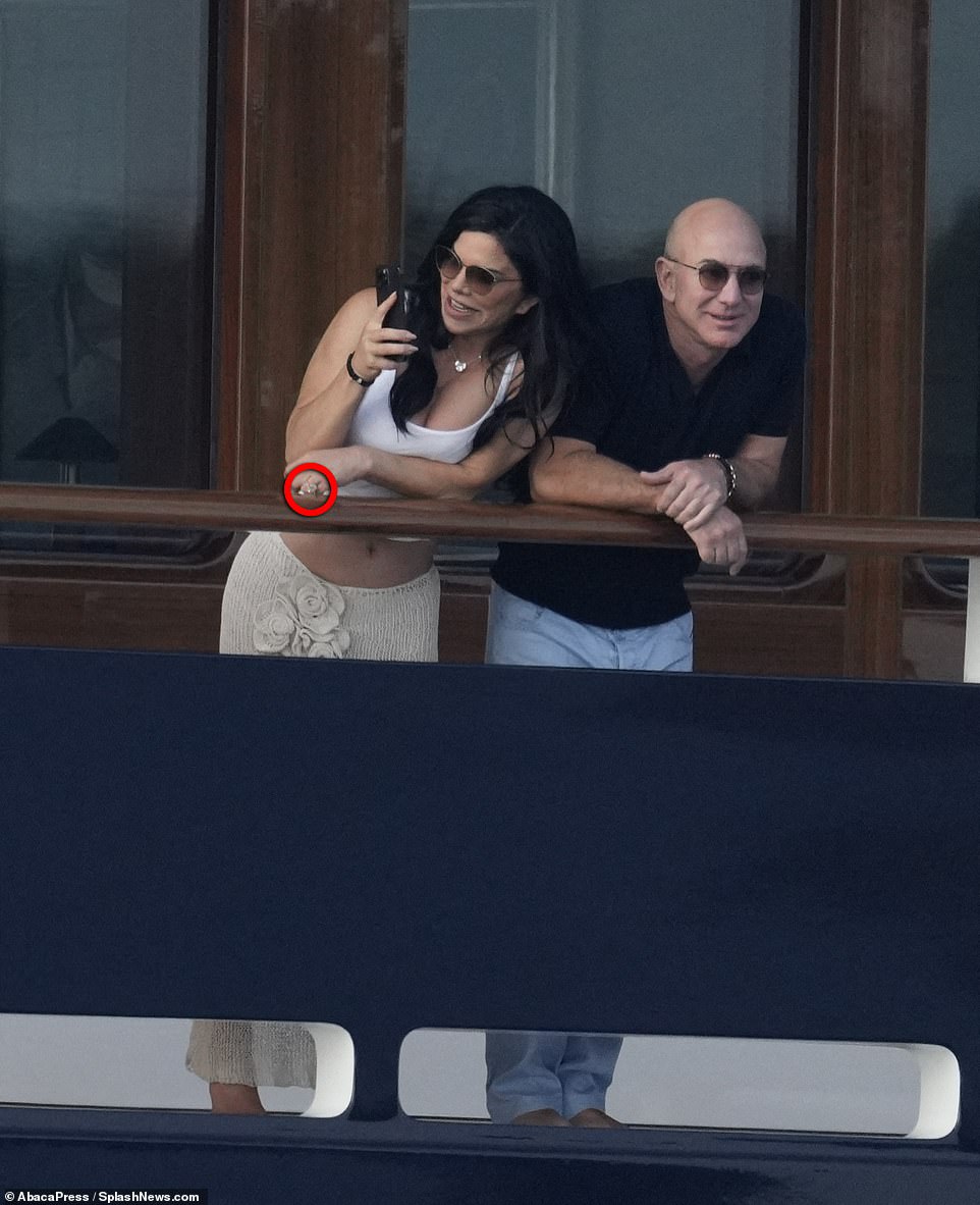 Jeff Bezos engages Lauren Sanchez on his 0million superyacht with a massive diamond to seal the deal (photos)
