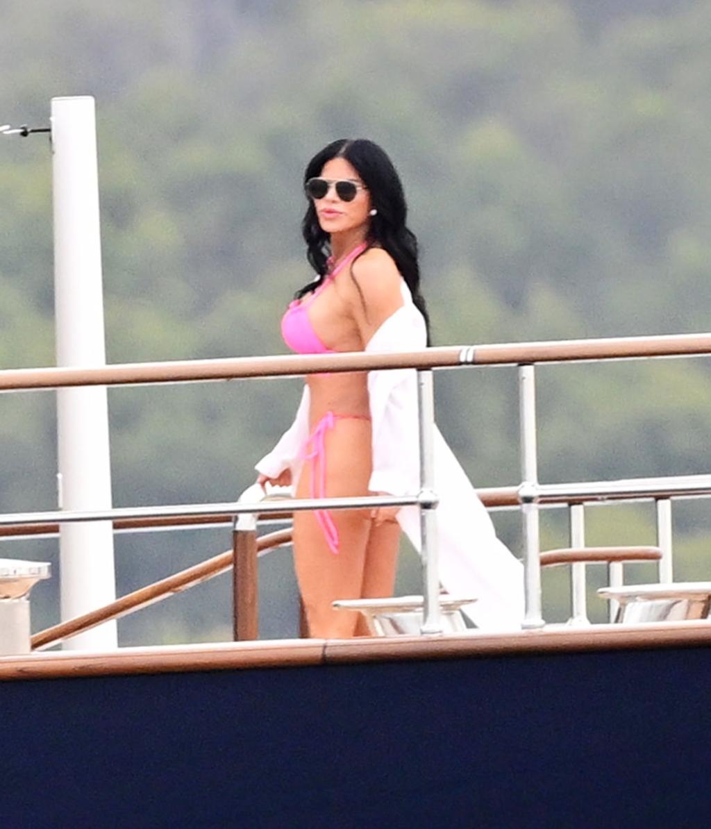 Jeff Bezos and Lauren Sanchez relax on his new 0M superyacht (photos)