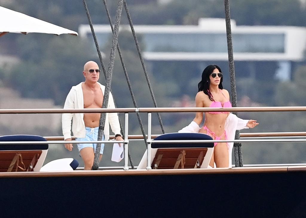 Jeff Bezos and Lauren Sanchez relax on his new 0M superyacht (photos)