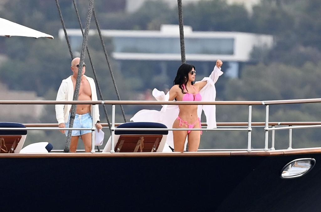 Jeff Bezos and Lauren Sanchez relax on his new 0M superyacht (photos)