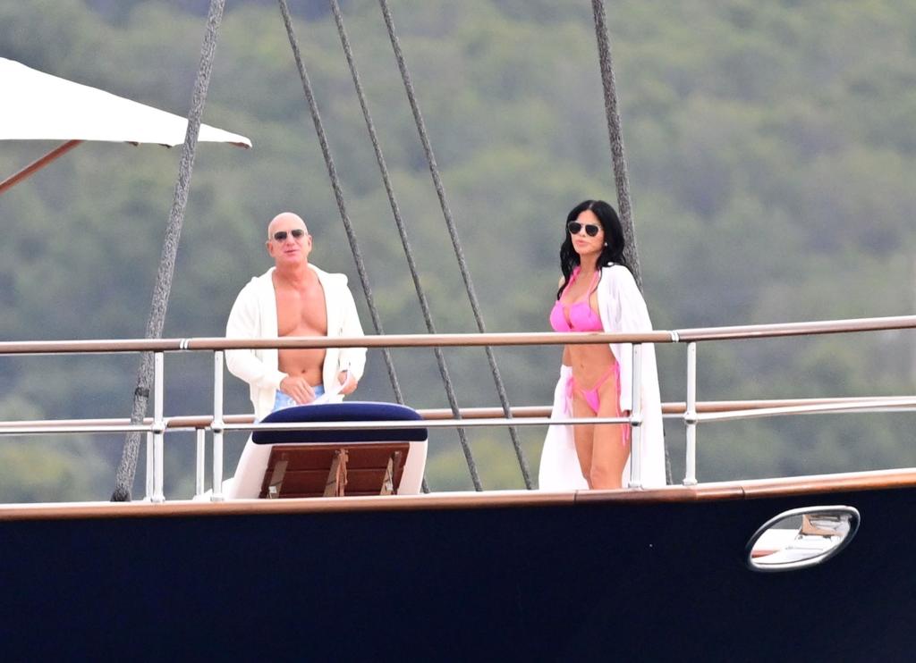 Jeff Bezos and Lauren Sanchez relax on his new 0M superyacht (photos)