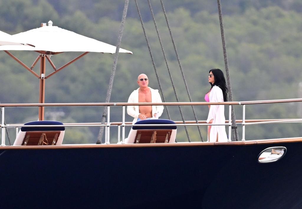 Jeff Bezos and Lauren Sanchez relax on his new 0M superyacht (photos)