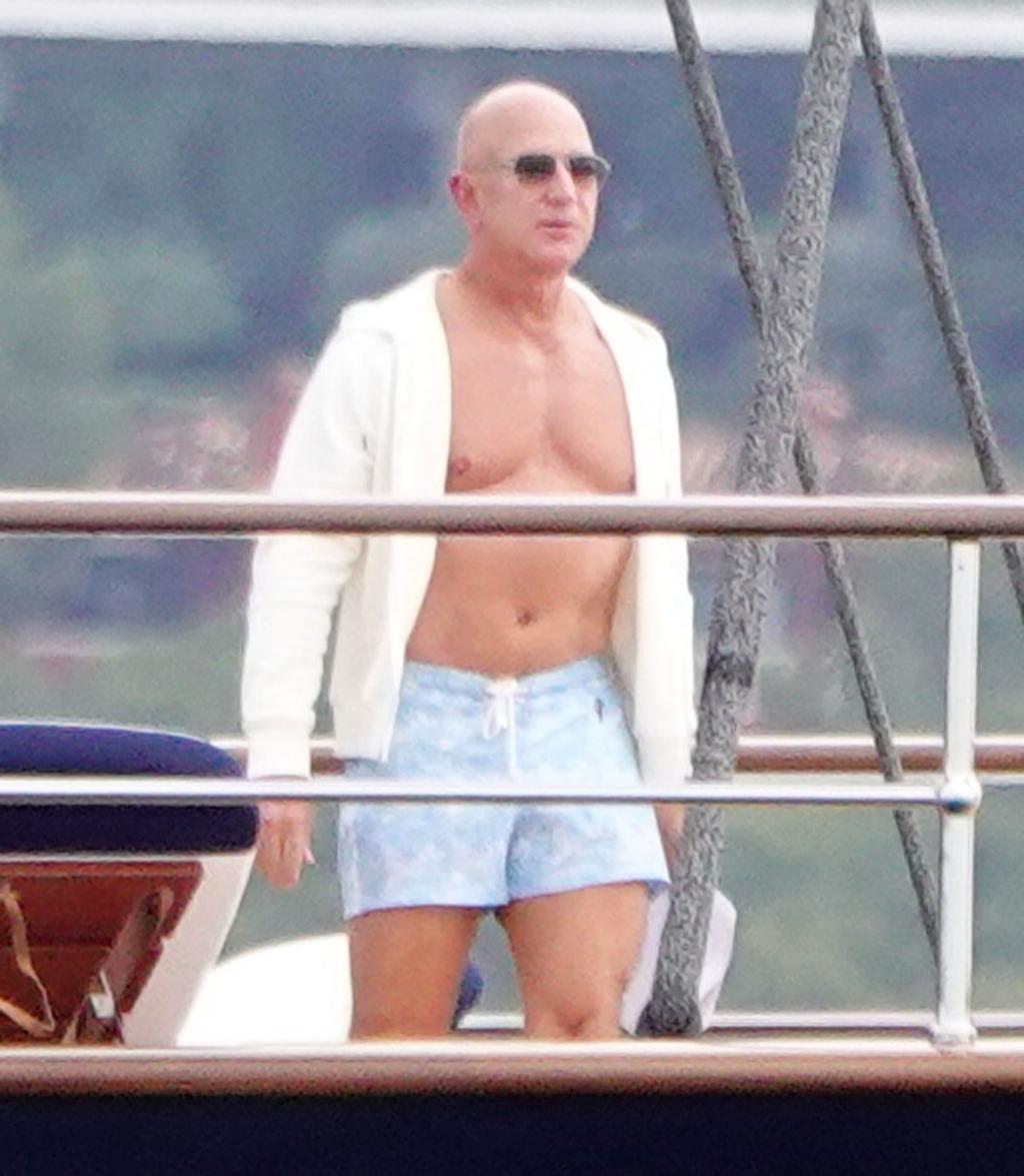 Jeff Bezos and Lauren Sanchez relax on his new 0M superyacht (photos)