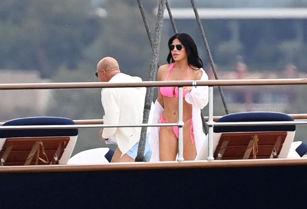 Jeff Bezos and Lauren Sanchez relax on his new 0M superyacht (photos)