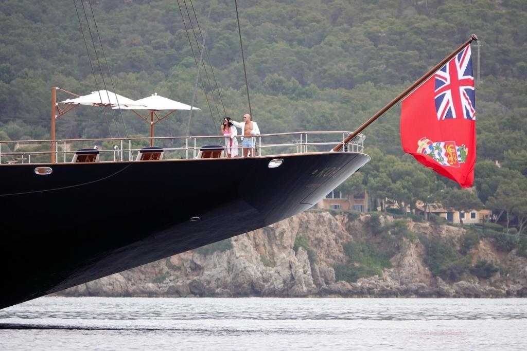 Jeff Bezos and Lauren Sanchez relax on his new 0M superyacht (photos)