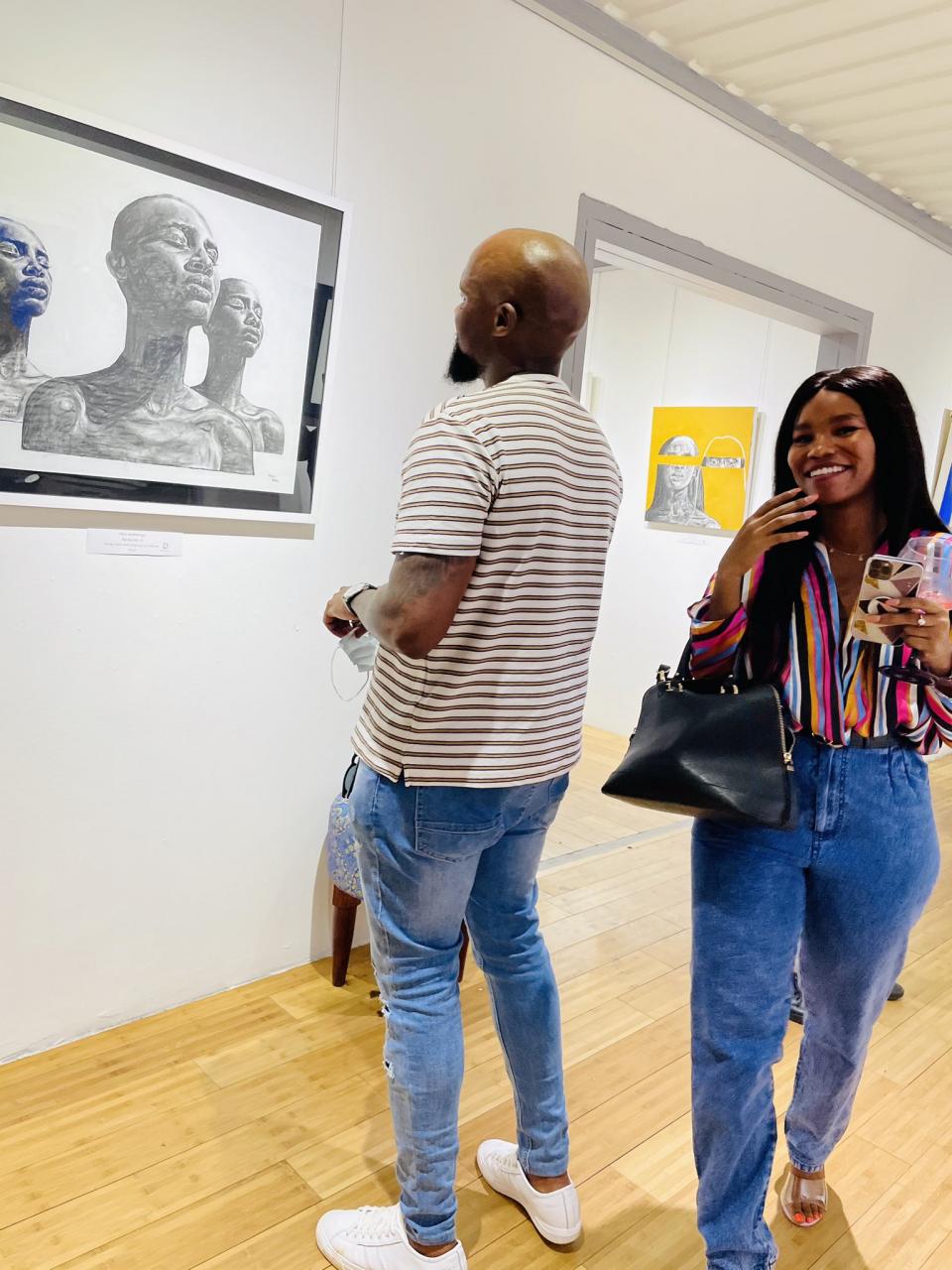 "I photo-bombed this guy at the gallery" - South African lady reveals how she met her boyfriend as he proposes to her