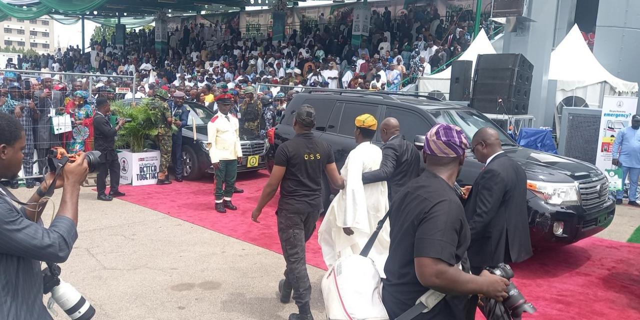 Security agents push off man who breached protocol and attempted to approach President Tinubu on the podium (video)