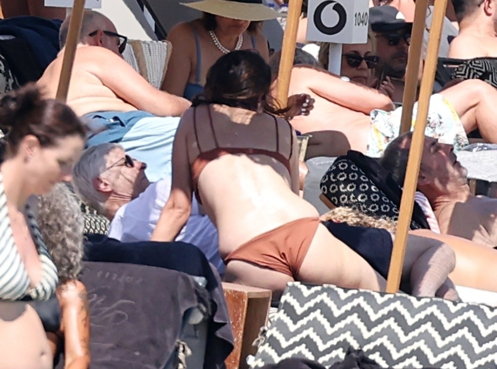 Arsene Wenger, 73, relaxes on beach alongside mystery bikini-clad girl in Greece (photos)