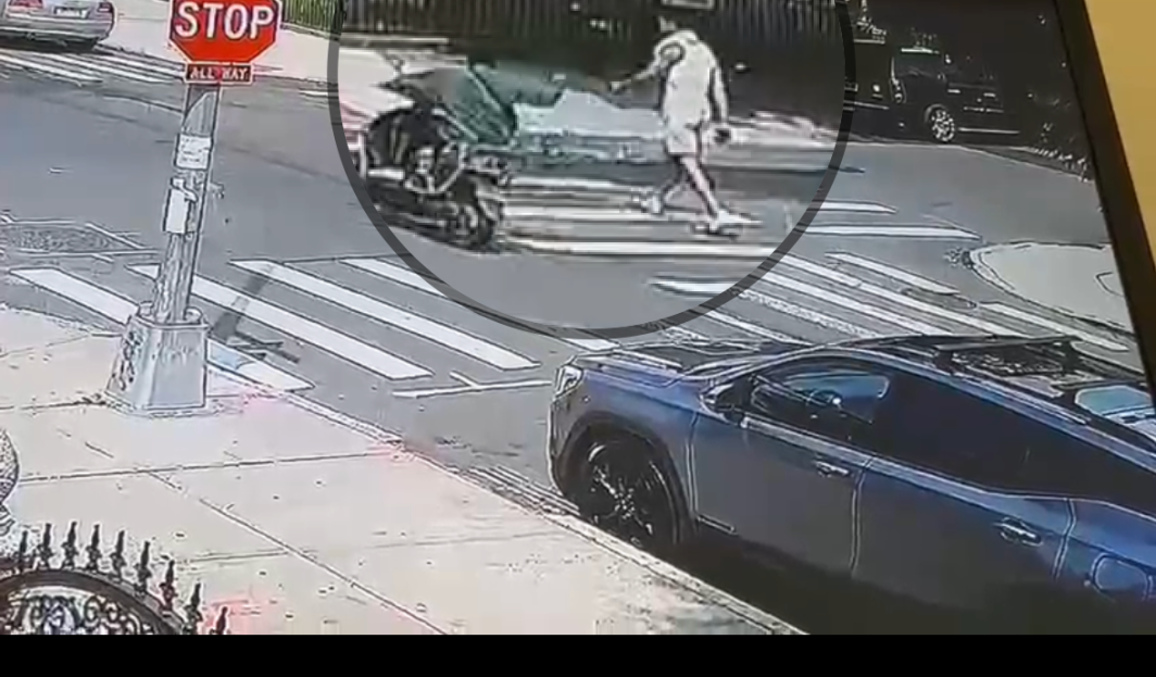 Chilling videos show deranged man in New York go on shooting spree kill!ng and injuring pedestrians in broad daylight