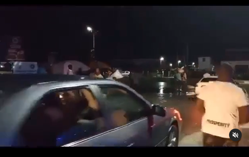 Bayelsa residents break into warehouse where 2022 flood palliatives were kept; loot them (video)