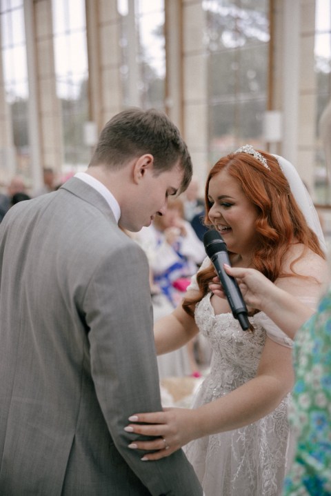 Blind bride hands out eye masks to guests so they can experience wedding like her (photos)