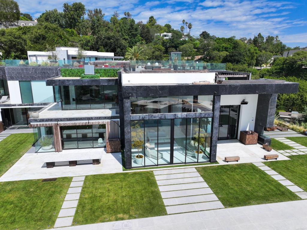 Edwin Castro buys his third mansion worth M mansion with 7 bedrooms and 11 bathrooms after winning B lottery in February (photos)