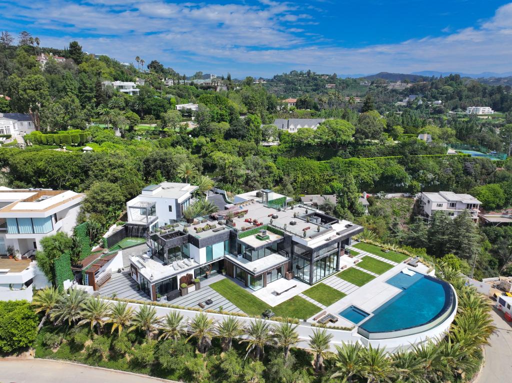 Edwin Castro buys his third mansion worth M mansion with 7 bedrooms and 11 bathrooms after winning B lottery in February (photos)