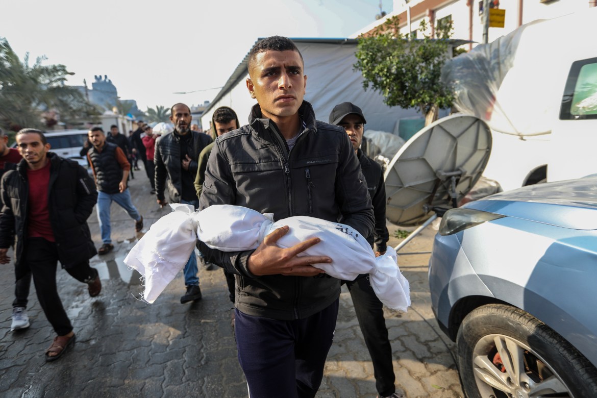 Image depicts death.) People mourn as they collect the bodies of Palestinians killed in an airstrike on December 01, 2023 in Khan Yunis